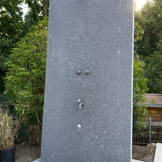 Detailaufnahme Belgisch Blau Outdoor Dusche im Gartenprojekt