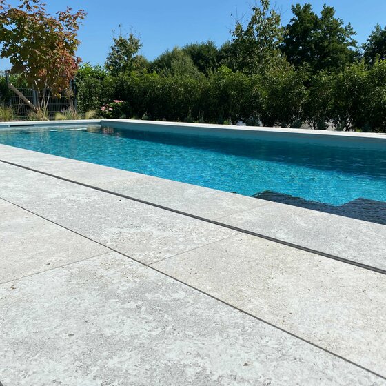 Argento Poolrandplatten aus Naturstein für stilvolle Poolanlagen