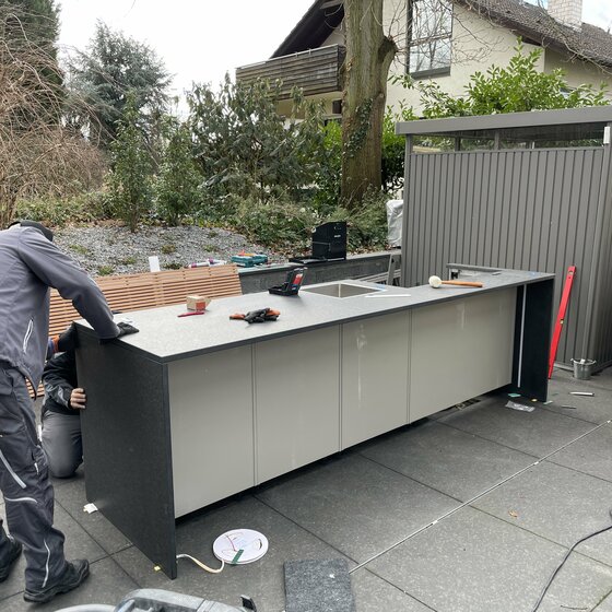 Montage einer Outdoor Küche mit Cubic Elementen aus Naturstein.