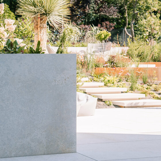 Hochbeet Einfassung aus Kanfanar Naturstein für mediterrane Gartengestaltung