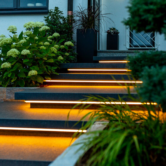 Schwebstufen aus Nero Assoluto Naturstein mit LED-Unterleuchtung für stilvolle Treppen