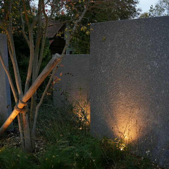 Detailaufnahme Belgisch Blau Sichtschutz Stelen mit LED Beleuchtung im Gartenprojekt