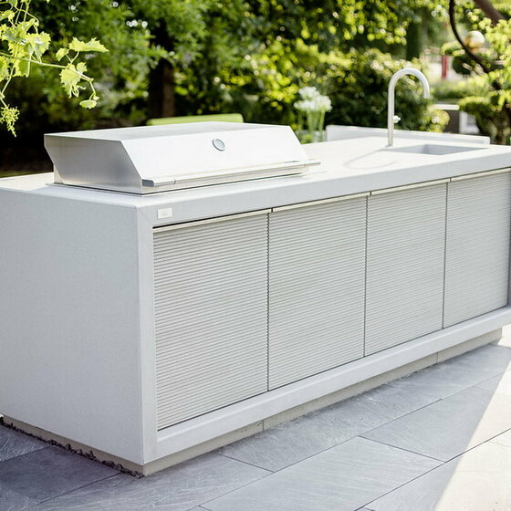 Outdoor Küche aus Bianco Adria Kalkstein für stilvolle Außenküchen