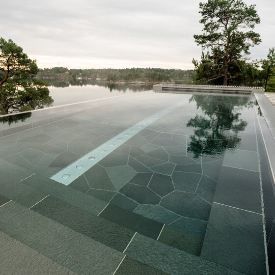 Oppdal Polygonalplatten als Beckenrandgestaltung am modernen Pool.