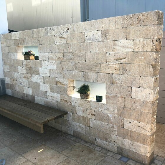 Mauersteine aus Finca Beige Travertin für dekorative Gartenmauern