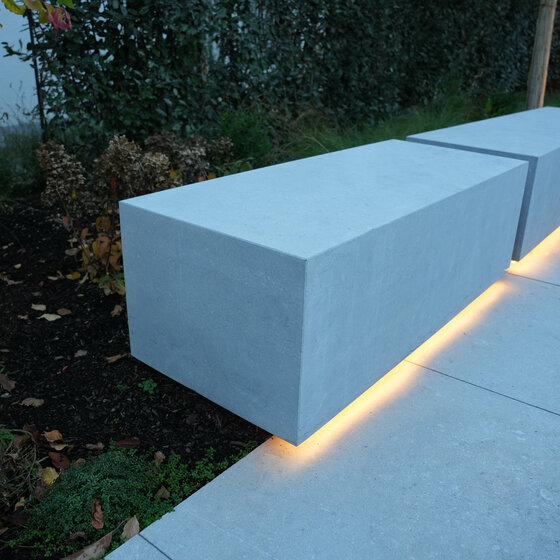  Detailaufnahme Belgisch Blau Sitzblöcke mit LED-Unterleuchtung im Gartenprojekt