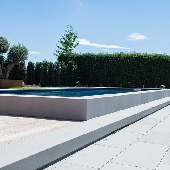 Poolprojekt mit Pietra Forte Sandstein für Poolrand- und Bodenplatten