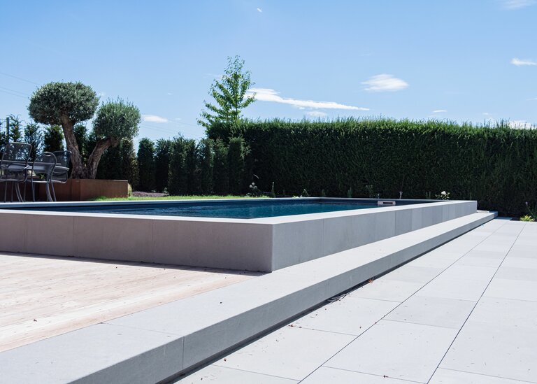 Poolprojekt mit Pietra Forte Sandstein für Poolrand- und Bodenplatten