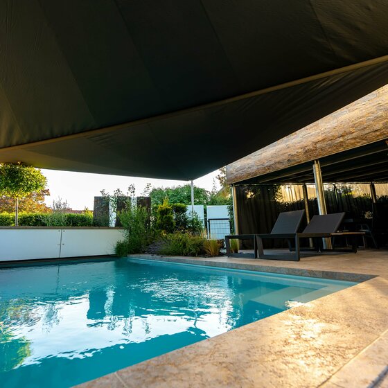 Poolprojekt mit Sabbia Boden- und Poolrandplatten