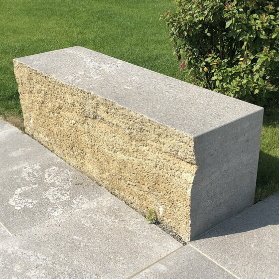 Sitzblock aus Muschelkalk für stilvolle und robuste Außenbereiche