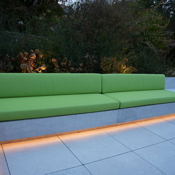 Detailaufnahme Belgisch Blau Lounge Möbel mit grüner Polsterung im Gartenprojekt