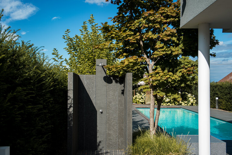 Nero Assoluto Outdoor Dusche Outdoor Dusche aus Nero Assoluto Naturstein für moderne Außenanlagen