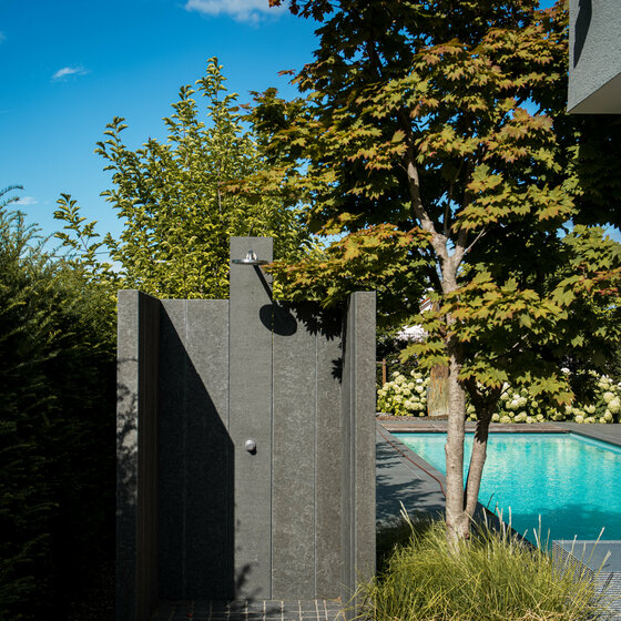 Outdoor Dusche aus Nero Assoluto Naturstein für moderne Außenanlagen