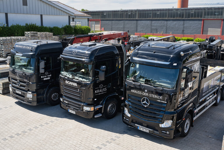 LKW-Flotte mit Baukran
