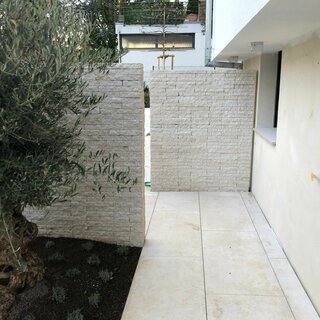 Mauersteine Kanfanar Mauersteine kombiniert mit Bianco Keramik Bodenplatten für elegante Außenanlagen
