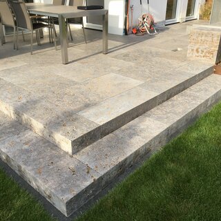 Blockstufen Weitere Muschelkalk Stufen kombiniert mit Marrone Keramik Bodenplatten