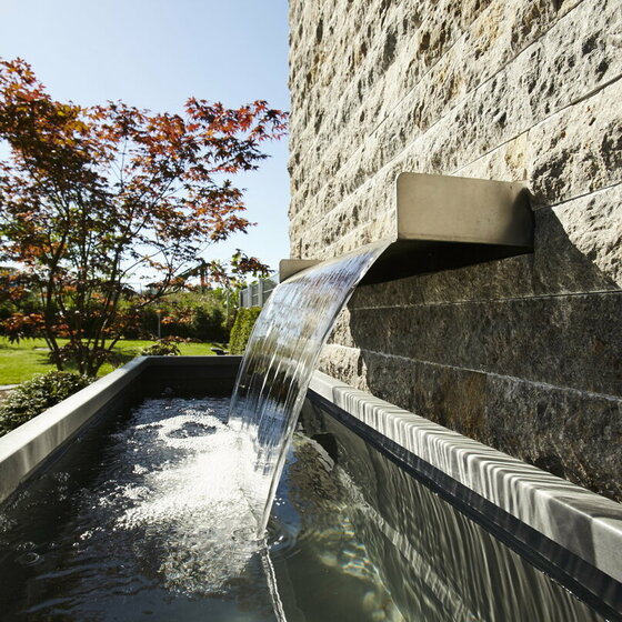 Wasserfall aus Naturstein für beeindruckende Gartengestaltung
