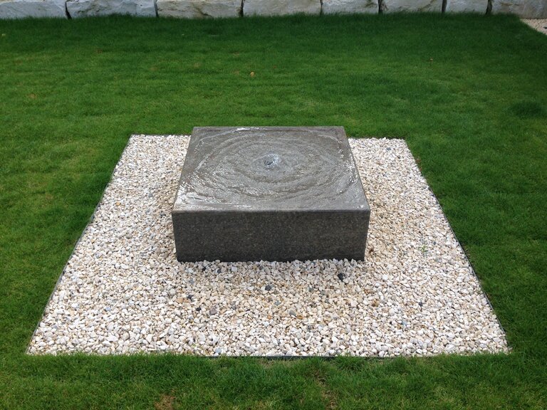 Argento Würfel Quellstein aus Naturstein für stilvolle Gartenbrunnen