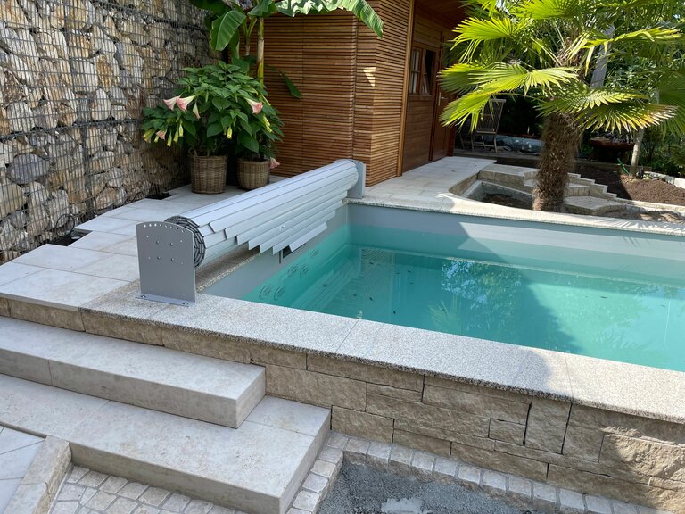 Garten- und Poolprojekt mit Poolrandplatten und Stufen aus Maciera Granit