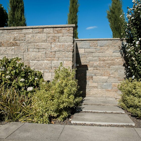 Mauersteine aus Sabbia Muschelkalk für dekorative Gartenmauern