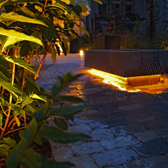 Weitere Wassertische aus Naturstein mit LED Unterleuchtung für stilvolle Gärten