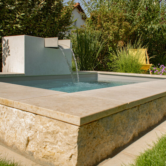 Wasserschütte aus Kanfanar Naturstein für mediterrane Wassergestaltung