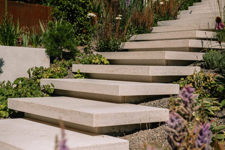 Schwebstufen aus Kanfanar Naturstein für stilvolle Gartengestaltung