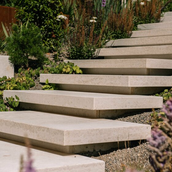 Schwebstufen aus Kanfanar Naturstein für stilvolle Gartengestaltung