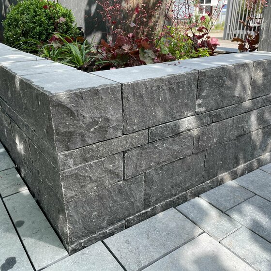 Mauersteine aus Belgisch Blau Kalkstein für stabile Gartenmauern