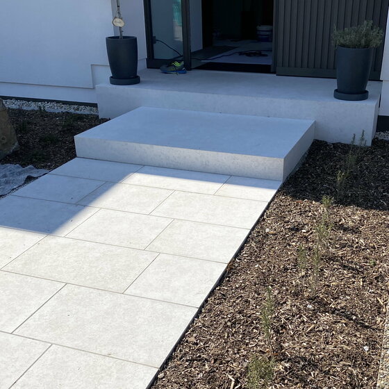 Weitere Winkelstufen aus Kanfanar Naturstein für elegante Treppen