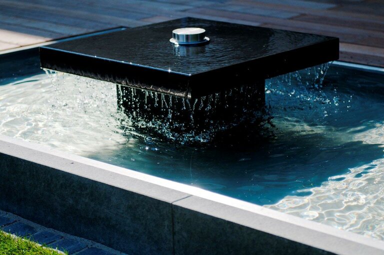 Nero Assoluto Platten Quellstein aus Naturstein für moderne Wasserspiele