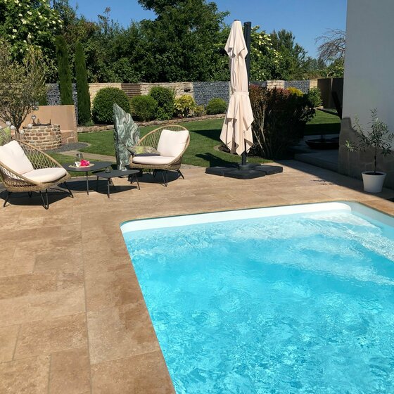 Finca Maron Poolrandplatten aus Naturstein für rustikale Poolumrandungen