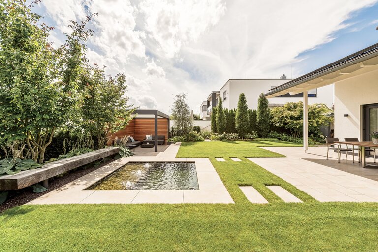 Gartenanlage mit Arena de Playa Bodenplatten und Stufen in verschiedenen Formaten