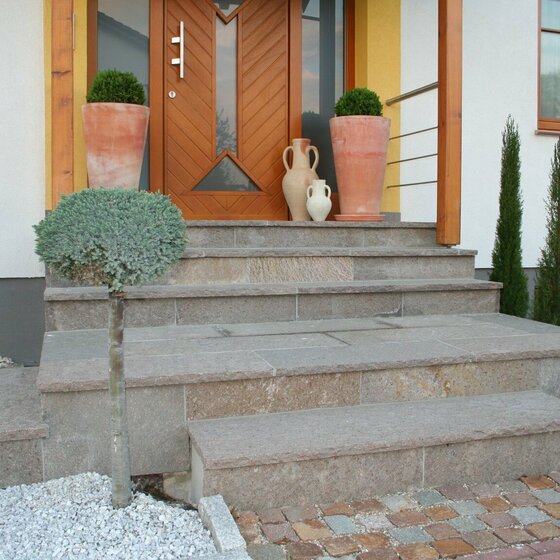 Stufen aus Porphyr Rhyolit für Garten- und Terrassenanlagen