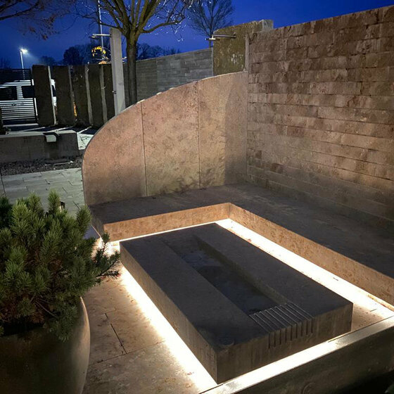 Wassertische aus Naturstein mit LED Unterleuchtung für elegante Gärten