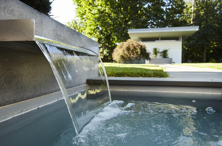 Weitere Wasserschütte aus Naturstein für elegante Wasserelemente im Garten
