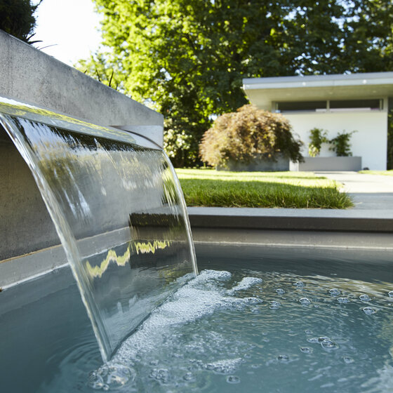 Weitere Wasserschütte aus Naturstein für elegante Wasserelemente im Garten