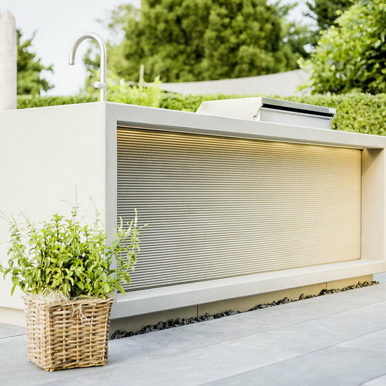 Quadro Unbloc Outdoor Küche aus Bianco Adria für stilvolle Außenbereiche