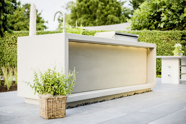 Quadro Unbloc Outdoor Küche aus Bianco Adria für stilvolle Außenbereiche